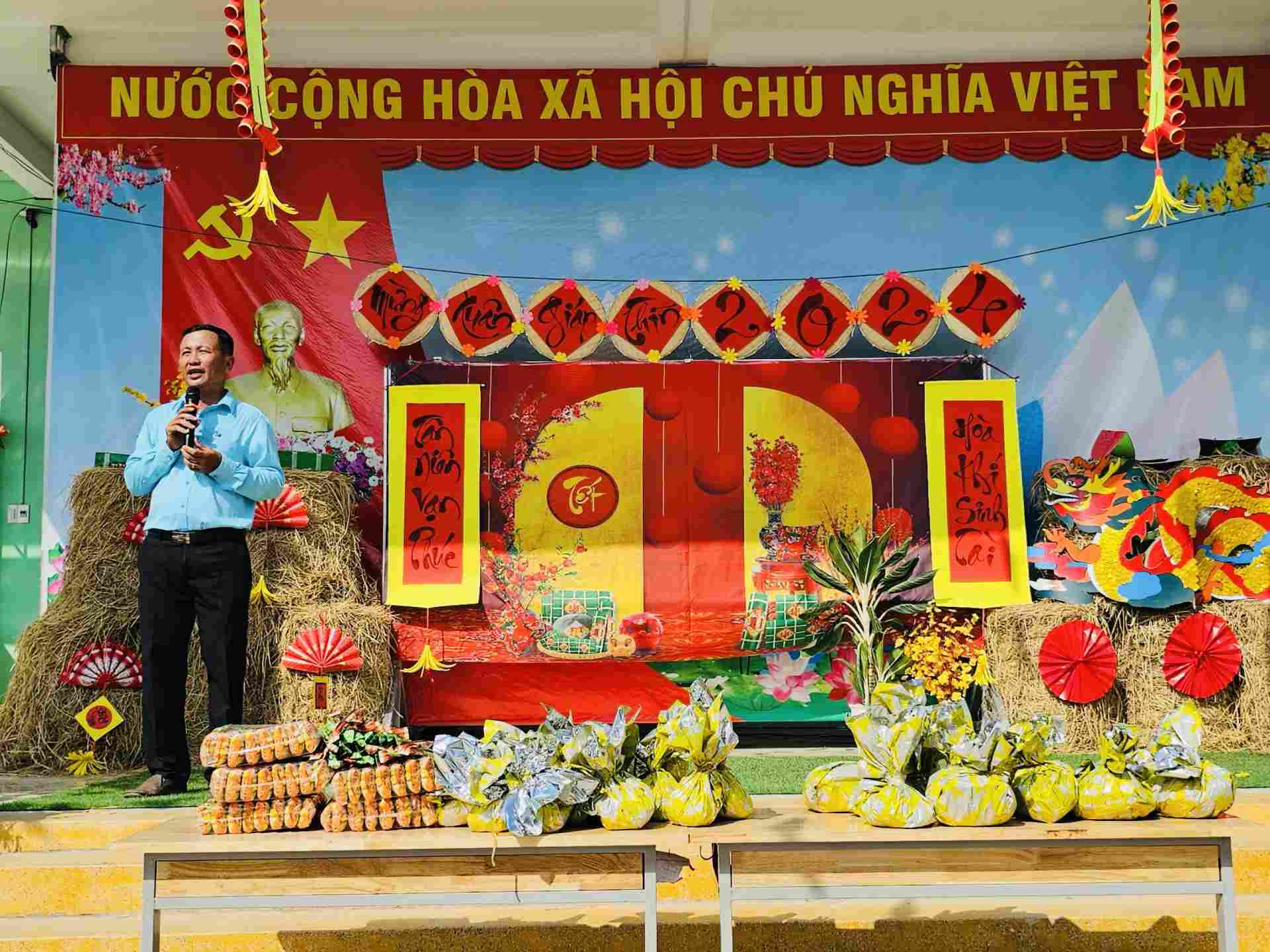 Đ/c Đỗ Văn Bàng Bí thư chi bộ, Hiệu trưởng nhà trường Phát biểu khai mạc Lễ hội mùa xuân